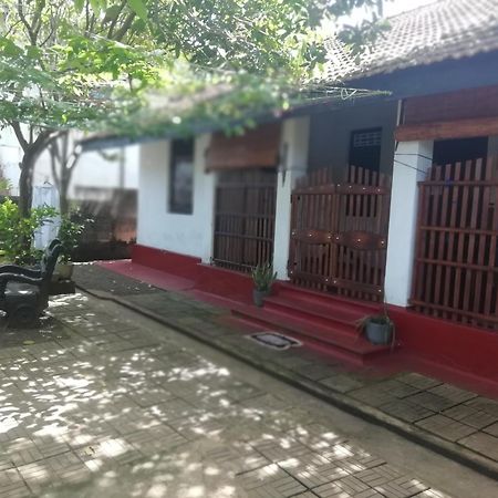 Ami Place Rooms With Kitchen Hikkaduwa Exterior foto